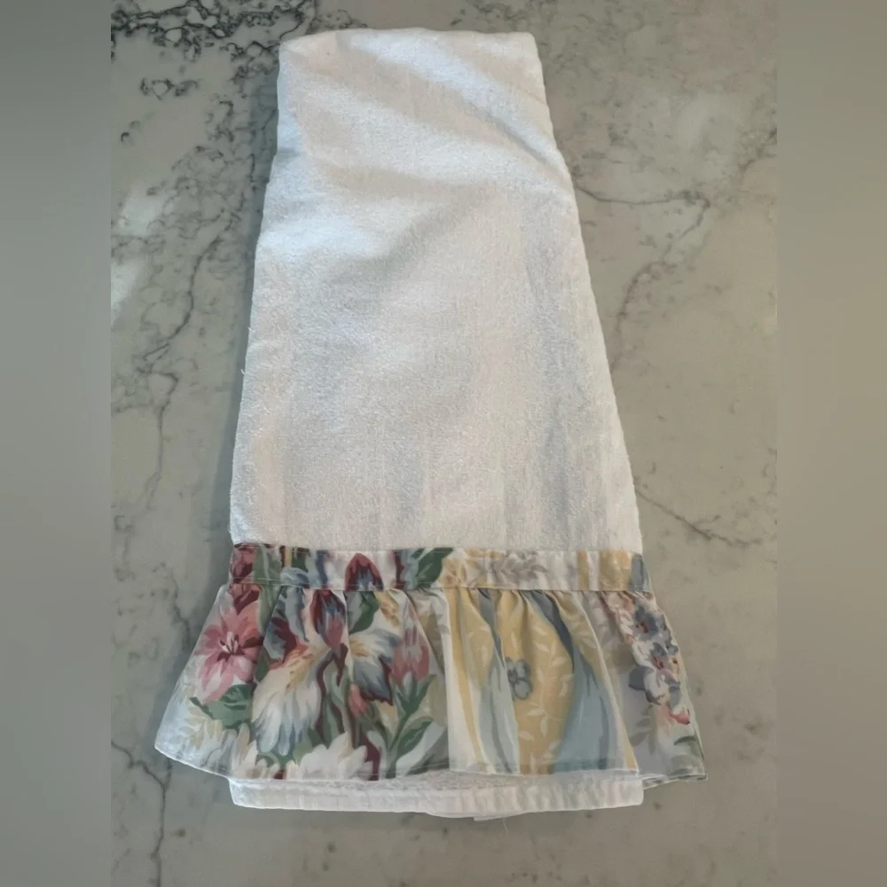 Vintage Set of 2 Bath Towel White Floral Ruffle Shabby Chic EUC